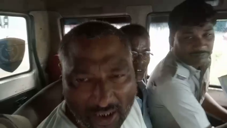 শান্তিপুর পৌরসভায় পৌর কর্মী স্কুটি থেকে টাকা চুরির ঘটনায় এক ব্যক্তিকে বিহার থেকে গ্রেফতার করে আদালতে পাঠালো শান্তিপুর থানার পুলিশ।