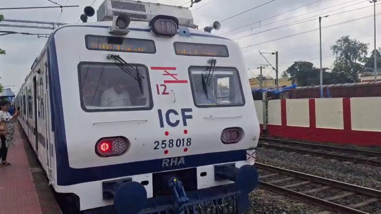 সর্বসাধারণের জন্য আজ থেকেই রানাঘাট স্টেশন থেকে শিয়ালদা উদ্দেশে রওনা এসি লোকাল ট্রেনের । সকাল থেকেই আগ্রহের সঙ্গে ট্রেনে চড়তে ভিড় যাত্রী সাধারণের।