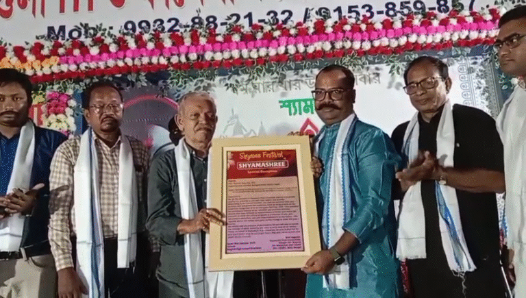 সর্বজনীন শ্রী শ্রী কালী পূজা উপলক্ষে গতকাল রবিবার বিকেল পাঁচটায় বগুলা হাইস্কুল প্রাঙ্গণে শ্যামশ্রী পূজা কমিটি আয়োজিত” শ্যামা উৎসবের ” উদ্বোধন অনুষ্ঠিত হয়।