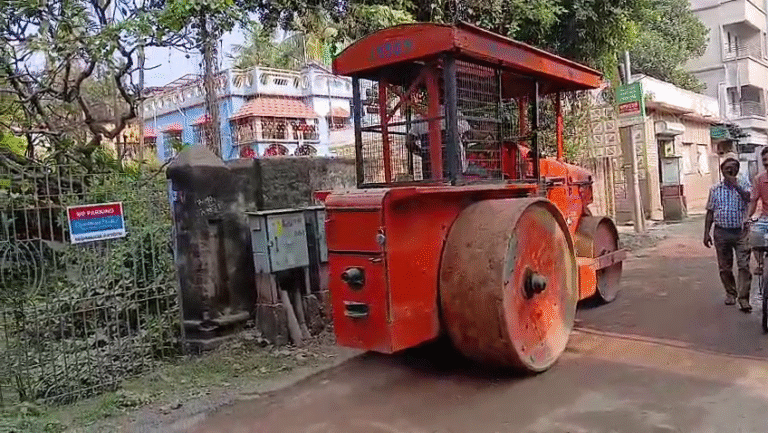 কৃষ্ণনগরে জগদ্ধাত্রী পুজোর আগে রাস্তা সংস্কারে উদ্যোগ কাউন্সিলরের