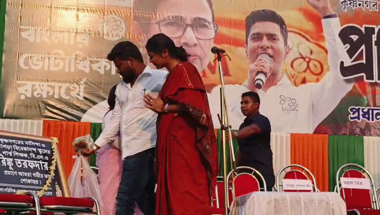 বাংলার ভোটাধিকার রক্ষার্থে ও SIR-এর চক্রান্তের বিরুদ্ধে কৃষ্ণনগর সাংগঠনিক জেলার ডিএম অফিস থেকে পোস্ট অফিস মোড় পর্যন্ত প্রতিবাদ মিছিল তৃণমূলের।