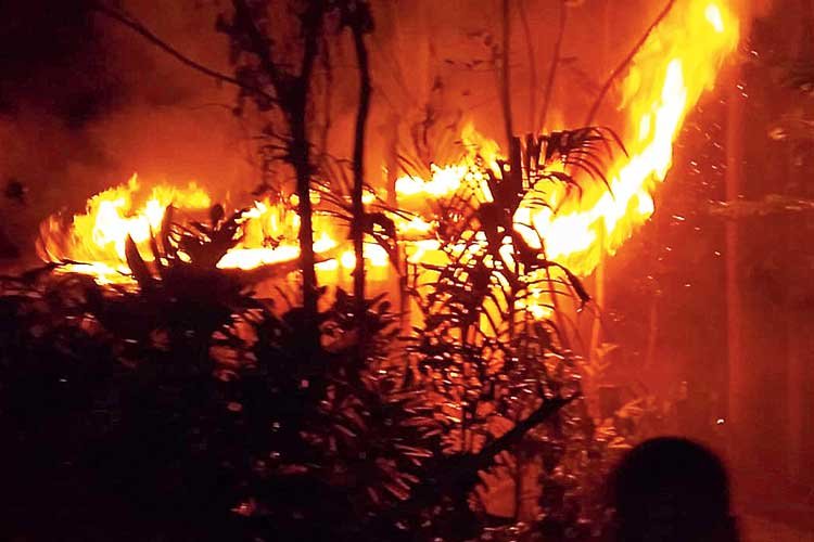 গোবিন্দপুরে ভয়াবহ আগুন, ভস্মিভূত একই ব্যবসায়ীর চার থেকে পাঁচটি দোকান ক্ষতি প্রায় এক কোটি টাকা