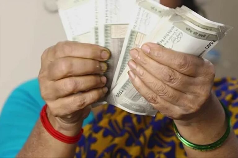 ঋণের কিস্তির টাকা দিতে না পারায় অপমানিত, গলায় ফাঁস লাগিয়ে নিজেকে শেষ করে দিলেন মহিলা!