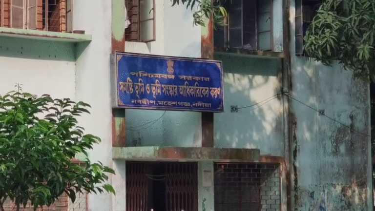 নবদ্বীপ বিএলআরও অফিসে ল ক্লার্কদের প্রবেশ নিষেধ, কর্মবিরতিতে প্রায় একশো ল ক্লার্ক